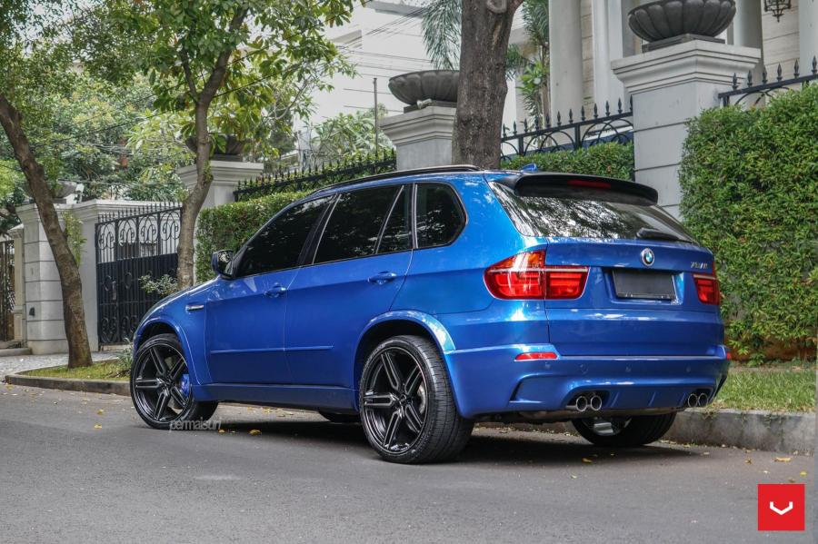  BMW X5 M on Vossen Wheels (HF-1) 2018 года  (фото 2 из 9)